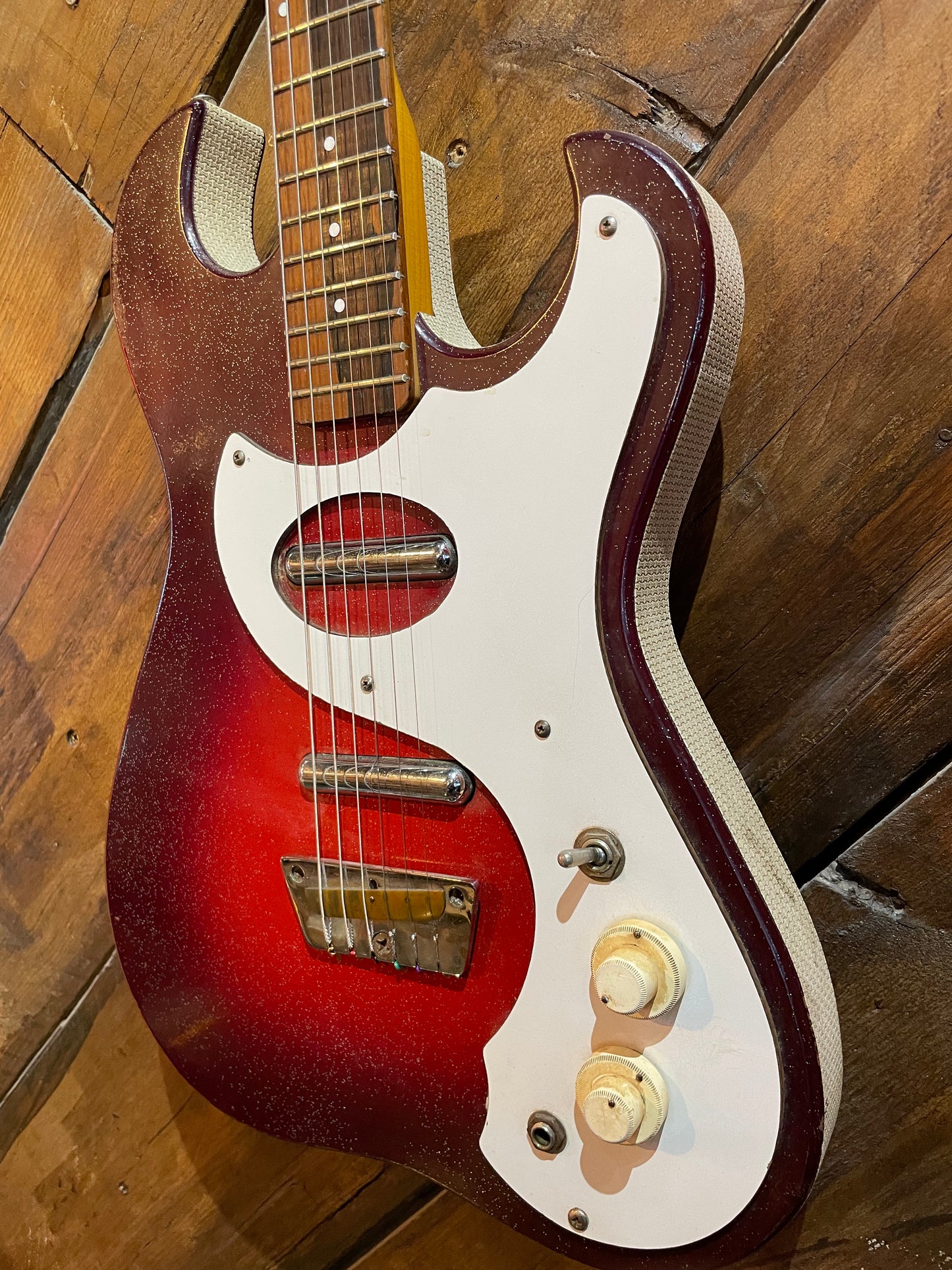 S/H 1963 Silvertone 1457 'Amp & Can' Electric Guitar, Red Burst