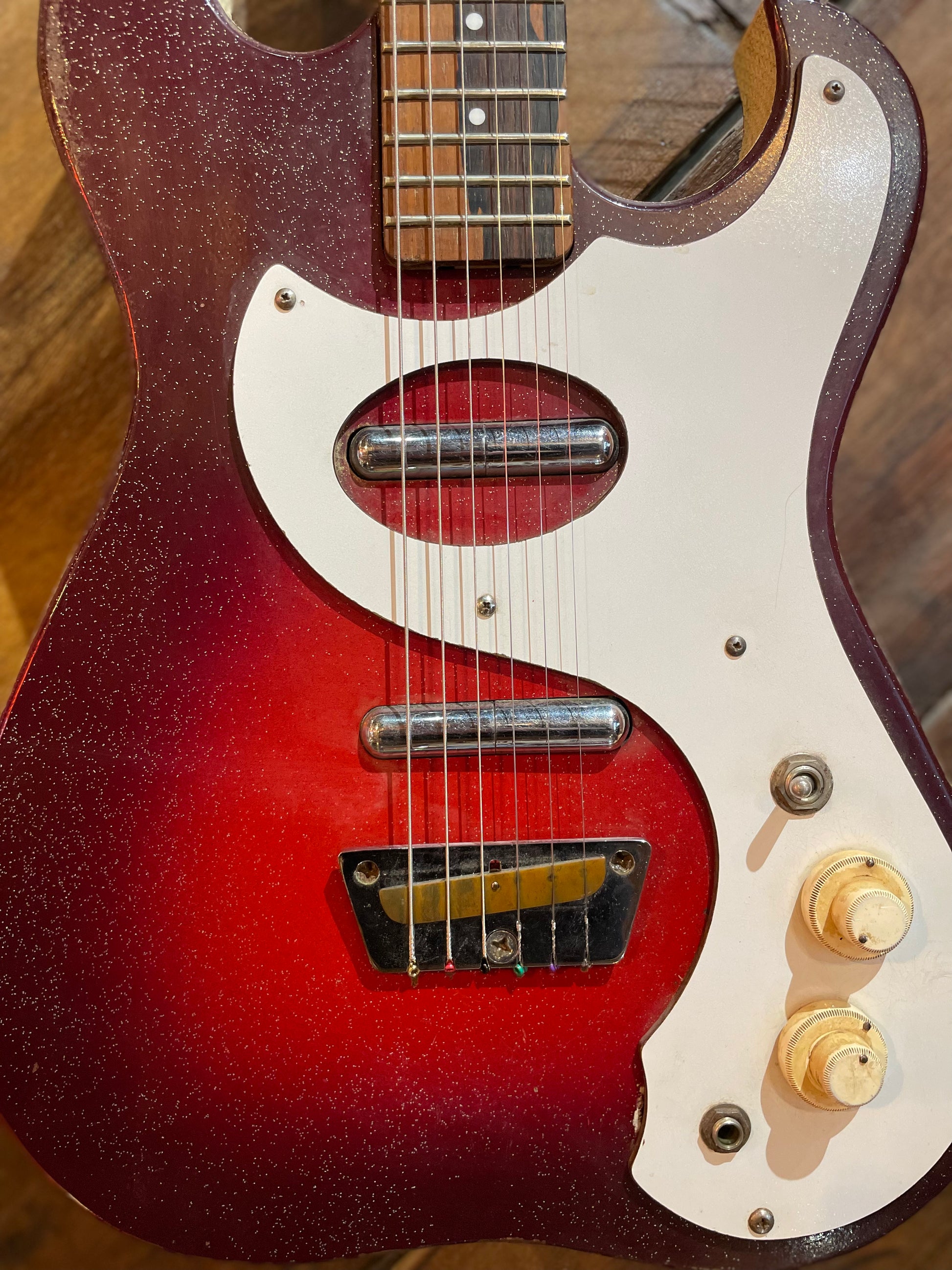 S/H 1963 Silvertone 1457 'Amp & Can' Electric Guitar, Red Burst